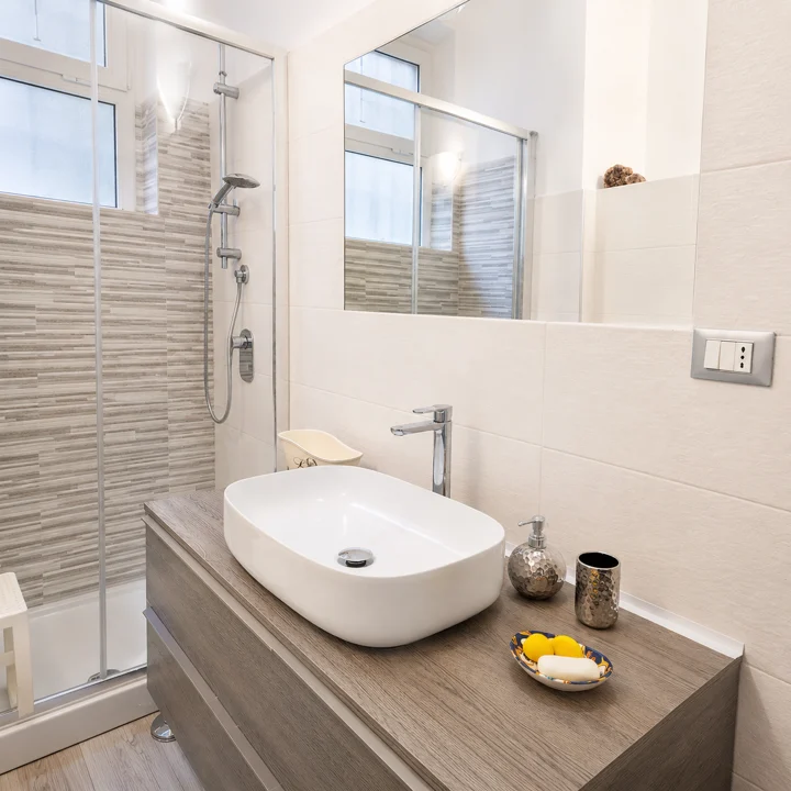 Il lavabo e lo specchio
